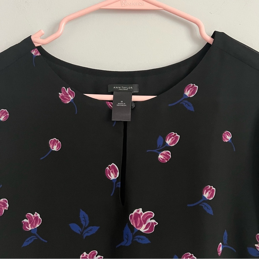 Ann Taylor Black Floral Print Sheer Overlay Bell Sleeve Blouse - Picture 4 of 4